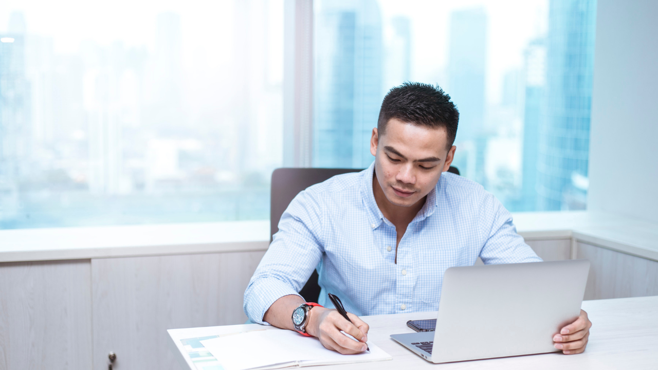 How to Track Employee Goals Without Micromanaging